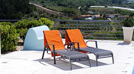 Terras met ligstoelen