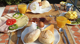 Gedekte ontbijttafel