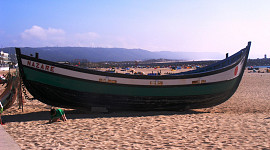 Vissersboot op strand Nazare