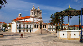 Nazare praia bovenstad met kerk